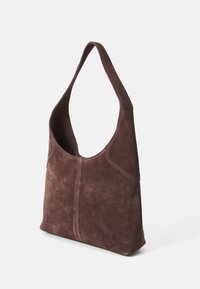 Braune Wildleder-Schultertasche mit einem geschwungenen Trageriemen, minimalistisches Design und glatter Textur, mit subtilen Nähten und ohne sichtbare Hardware.