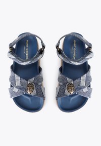 Sandali in denim con un design a righe blu e bianche, stile con fibra incrociata, decorazione metallica e suola rialzata per il comfort.