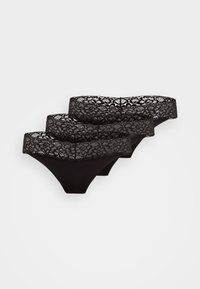 Ensemble de lingerie en dentelle noire comprenant trois paires, chacune avec une taille en dentelle florale et un corps en tissu lisse dans un design classique de string.