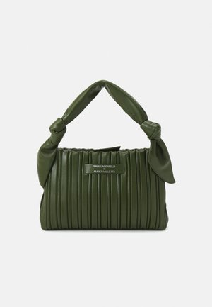 Borsa verde plissettata con manico annodato, texture morbida e etichetta metallica con i nomi Karl Lagerfeld e Amber Valletta.