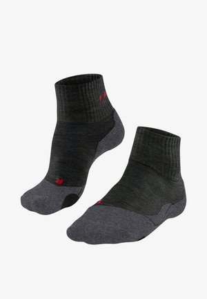 Dunkelgraue Knöchelsocken mit gerippten Bündchen, verstärkter Ferse und Spitze sowie roten Logoakzenten an der Seite, aus einem strukturierten, atmungsaktiven Material gefertigt.