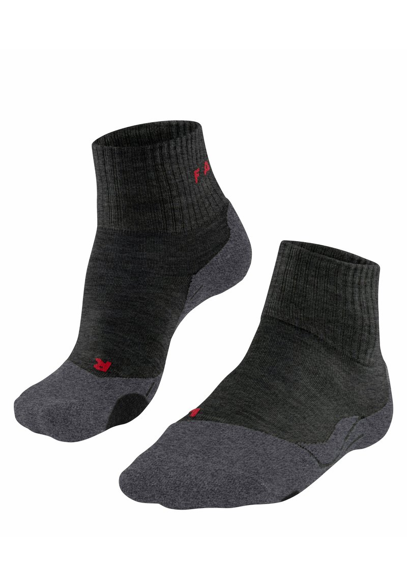 Dunkelgraue Knöchelsocken mit gerippten Bündchen, verstärkter Ferse und Spitze sowie roten Logoakzenten an der Seite, aus einem strukturierten, atmungsaktiven Material gefertigt.