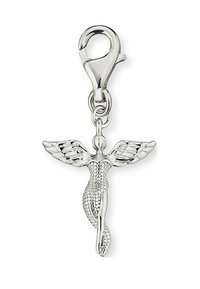 Ciondolo in argento raffigurante una figura alata con dettagli intricati, attaccato a un moschettone girevole per un facile attacco.