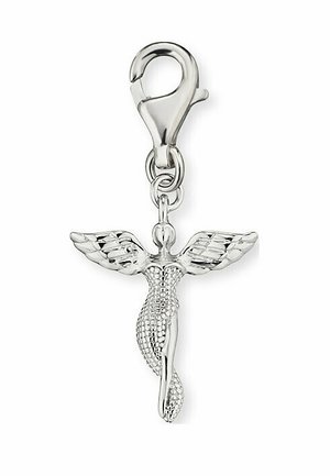 Un charm en argent représentant une figure ailée avec des détails élaborés, attaché à un mousqueton pivotant pour une attache facile.