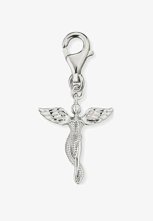 Ciondolo in argento raffigurante una figura alata con dettagli intricati, attaccato a un moschettone girevole per un facile attacco.