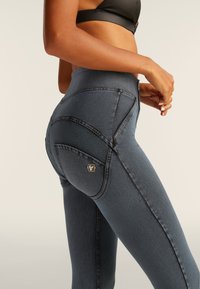 Freddy ICE - Leggingsit - black denim + blue overdyed