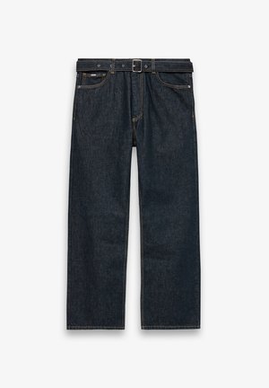Jean en denim bleu foncé à jambes droites avec passants pour ceinture et une ceinture noire, poches avant et coutures visibles sur fond blanc.