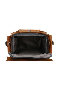 Brązowa skórzana torba z przestronnym szarym wnętrzem. Wnętrze posiada kieszeń w stylu kopertowym oraz gładką, miękką fakturę.