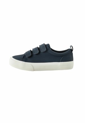 Marineblauwe sneaker met drie klittenbandsluitingen, een glad bovenmateriaal, een witte rubberen zool en een gestructureerde neuskap.