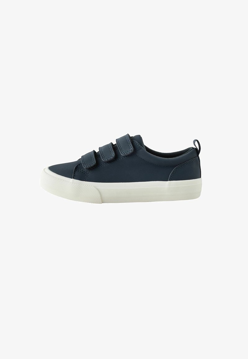 Sneaker blu scuro con tre strisce in Velcro, suola in gomma bianca e asola sul tallone, mostrata di lato su sfondo bianco.