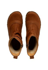Botas de tobillo de cuero marrón con una textura suave, caña elástica, cremalleras laterales y suela de goma resistente.
