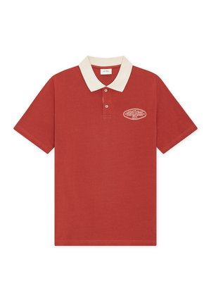 Krótki rękaw polo w kolorze rdzy z beżowym kołnierzem i białym napisem z logo na lewej piersi "Loro Piana Worldwide Sportswear".