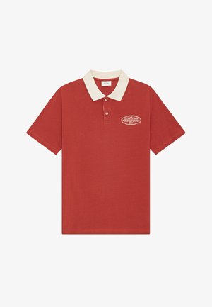 Červeno-hnedá polo košeľa s krátkym rukávom, béžovým golierom a bielym textom loga na ľavej strane hrudníka s nápisom "Loro Piana Worldwide Sportswear".