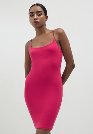 Abito aderente senza maniche di colore rosa con spalline sottili, tessuto morbido, design lunghezza ginocchio, taglio minimalista e senza motivi o decorazioni visibili.