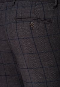 Dopasowane szare spodnie o subtelnym wzorze w kratkę, z tylną kieszenią i pojedynczym zapięciem na guzik. Materiał wydaje się strukturalny.