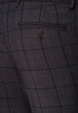 Dopasowane szare spodnie o subtelnym wzorze w kratkę, z tylną kieszenią i pojedynczym zapięciem na guzik. Materiał wydaje się strukturalny.