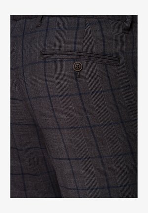 Dopasowane szare spodnie o subtelnym wzorze w kratkę, z tylną kieszenią i pojedynczym zapięciem na guzik. Materiał wydaje się strukturalny.