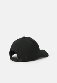 Casquette de baseball noire en tissu. Elle présente une visière incurvée, une sangle réglable à l'arrière et un bouton sur le dessus. Aucun motif ni logo visibles.