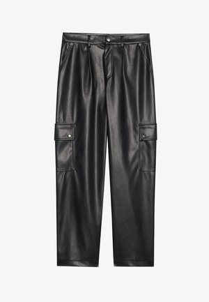Pantaloni cargo negri din piele ecologică cu talie înaltă, două buzunare laterale și două buzunare cargo cu buton pe coapse. Textură netedă și design atent croit.