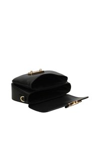 Borsa in pelle nera con una chiusura dorata, bordi morbidi e due scomparti. L'interno è foderato in stoffa nera con un design aperto.