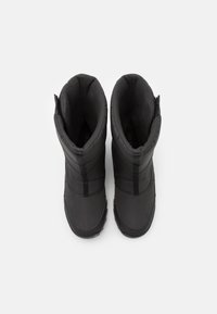 Botas negras aislantes con un acabado mate suave, diseño alto y soporte acolchado en el tobillo. Equipadas con una cremallera lateral para facilitar su uso.