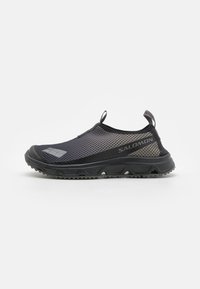 Könnyű fekete és szürke hálós slip-on cipők, texturált felülettel, megerősített orral és tartós talppal, amelynek grip mintázata van.