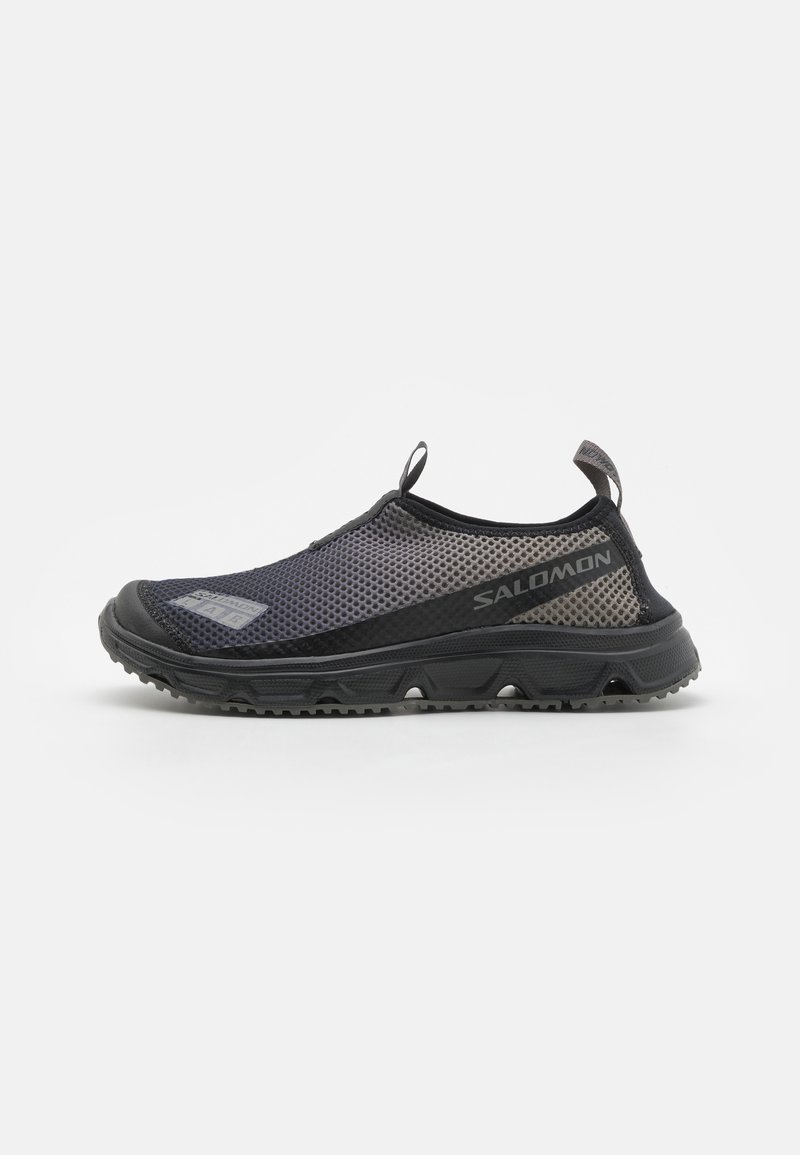 Könnyű fekete és szürke hálós slip-on cipők, texturált felülettel, megerősített orral és tartós talppal, amelynek grip mintázata van.