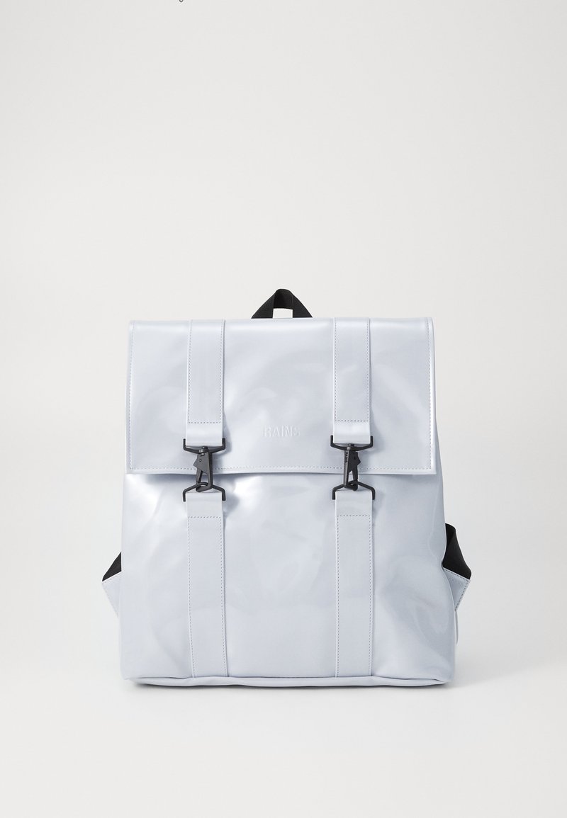 Helle blaue, glänzende Rucksack aus wasserdichtem Material, mit zwei schwarzen Schnallenriemen und einem oberen Griff. Glatte Textur mit einem minimalistischen Logo.