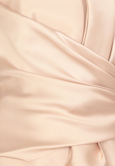 Tessuto in satin rosa chiaro con morbide drappeggi e una superficie liscia, caratterizzato da pieghe sottili e una leggera lucentezza, creando un aspetto fluido.