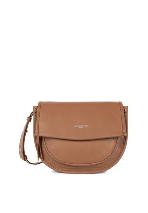 Sac à main en cuir brun de forme arrondie, avec un rabat et du matériel en métal argenté. Le nom de la marque "LANCASTER PARIS" est visible.