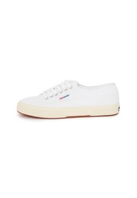 Sneakers in tela bianchi, caratterizzati da punta rotonda, design con lacci, suola in gomma e un sottile logo vicino ai lacci.