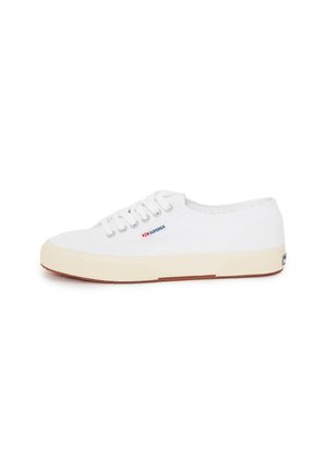 Sneakers in tela bianchi, caratterizzati da punta rotonda, design con lacci, suola in gomma e un sottile logo vicino ai lacci.