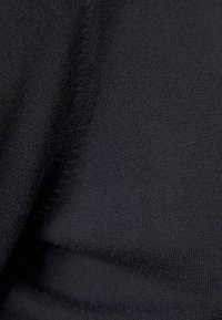 Černá látka s hladkým, mírně texturovaným povrchem. Rovnoměrná barva bez viditelných vzorů nebo akcentů. Šikmé záhyby naznačují splývání.