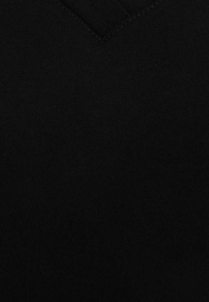 Schwarzer Baumwollstoff mit glatter Textur, ausgestattet mit einem V-Ausschnitt-Design und sauberen Nahtdetails. Keine sichtbaren Muster oder Hardware.