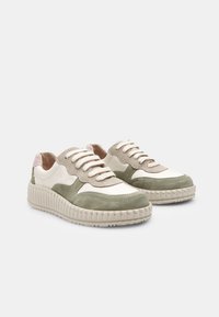 Sneakers con tomaia in pelle bianca, dettagli in suede verde, lacci beige e suola in gomma testurizzata. Punta rotonda e colletto imbottito.