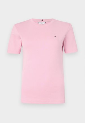 T-shirt in cotone rosa con colletto rotondo e maniche corte. Presenta un piccolo logo sul petto e una superficie liscia e uniforme.