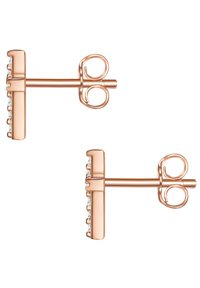 Náušnice z ružového zlata so geometrickým dizajnom v tvare tyče, ktoré sú zdobené radom malých priehľadných kryštálov pozdĺž jedného okraja a majú motýlikové zapínanie.