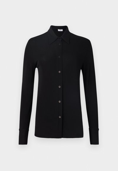 Maglietta nera a maniche lunghe realizzata in tessuto liscia, con colletto puntuto, chiusura frontale con bottoni e maniche con polsini coordinati con bottoni.