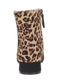 Botas de tobillo de estampado de leopardo con textura de piel sintética, tacón negro y detalle de cremallera en el lateral. El diseño presenta un patrón animal.