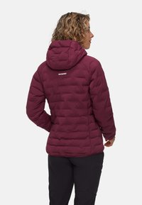 Bordowa kurtka puchowa z kapturem, posiadająca pikowany wzór, zamki błyskawiczne z przodu oraz małe logo na górnej części pleców. Miękka w dotyku.