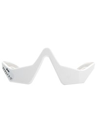 Białe, wieloaspektowe narzędzie do czyszczenia o falistej powierzchni i teksturowanym uchwycie. Posiada logo z jednej strony, wykonane z trwałego materiału plastikowego.