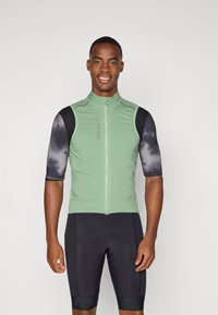 Kurzarm-Radsporttrikot in hellgrün mit schwarzen Akzenten, ausgestattet mit einem Reißverschluss und strukturierten Ärmeln im Wolkenmuster. Schwarze gepolsterte Shorts.