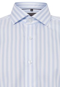 Camicia a righe blu chiaro e bianca con colletto button-down, tessuto texturizzato e bottoni bianchi in un taglio moderno.
