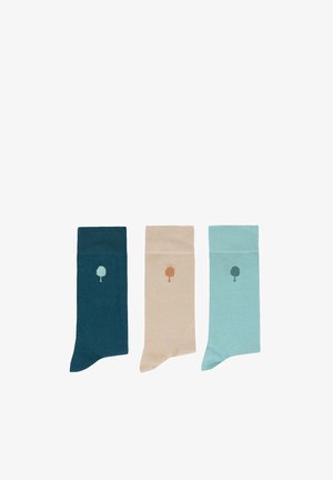 Drei Paar einfarbige Socken in Türkis, Beige und Hellblau, jeweils mit einem kleinen Baum-Symbol nahe dem oberen Bündchen.