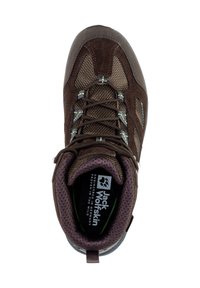 Chaussure de randonnée marron avec une tige en mesh, un col rembourré et des accents verts. Présente des superpositions en synthétique et une semelle en caoutchouc texturé.