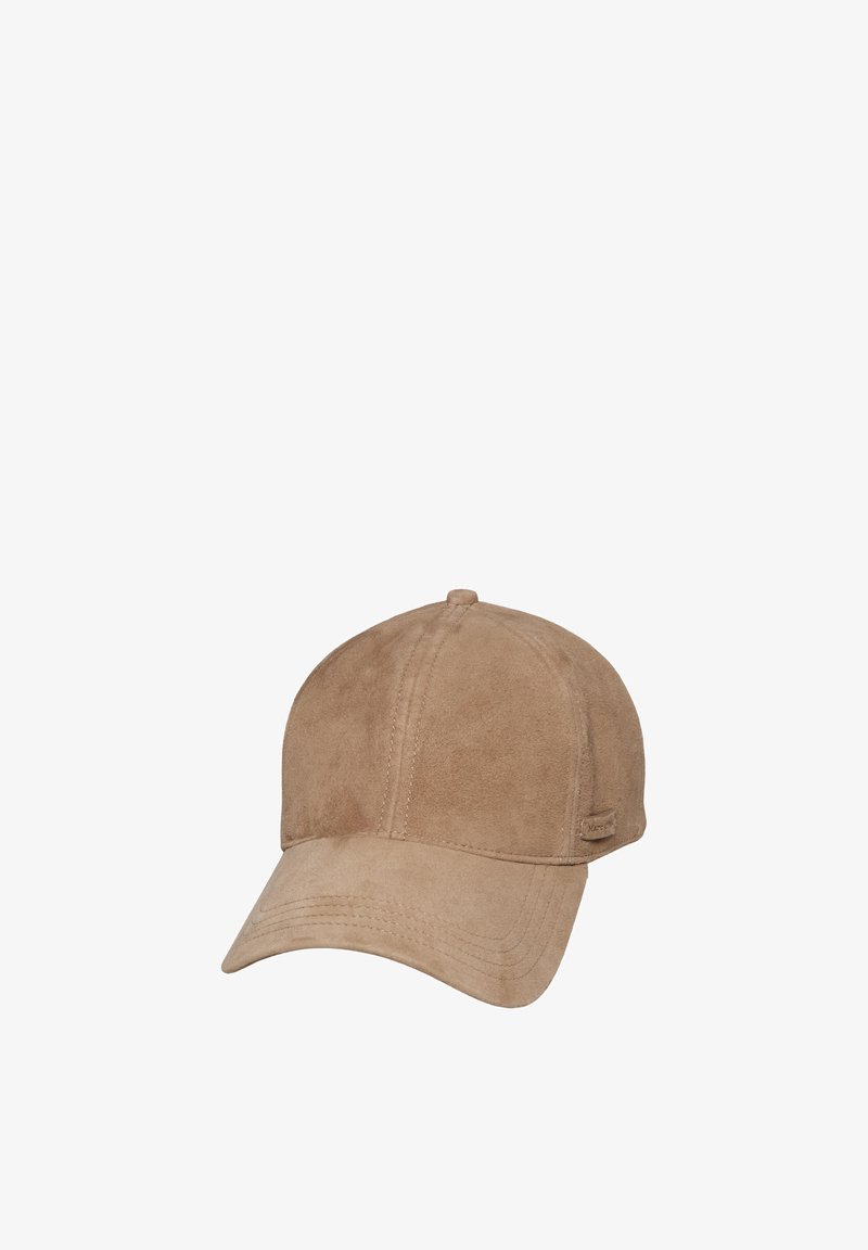 Casquette de baseball en daim marron avec panneaux cousus et visière incurvée, présentant une petite étiquette en tissu sur le côté.