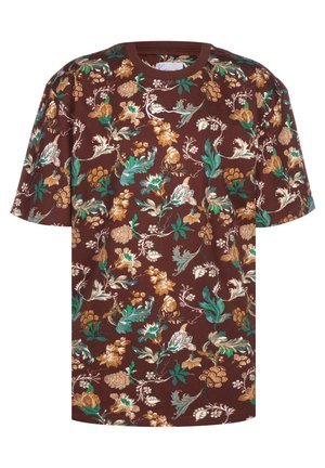 Brązowy t-shirt z krótkim rękawem z kwiatowym wzorem w zielonym, beżowym, żółtym i białym kolorze z liśćmi i kwiatami na całej powierzchni.