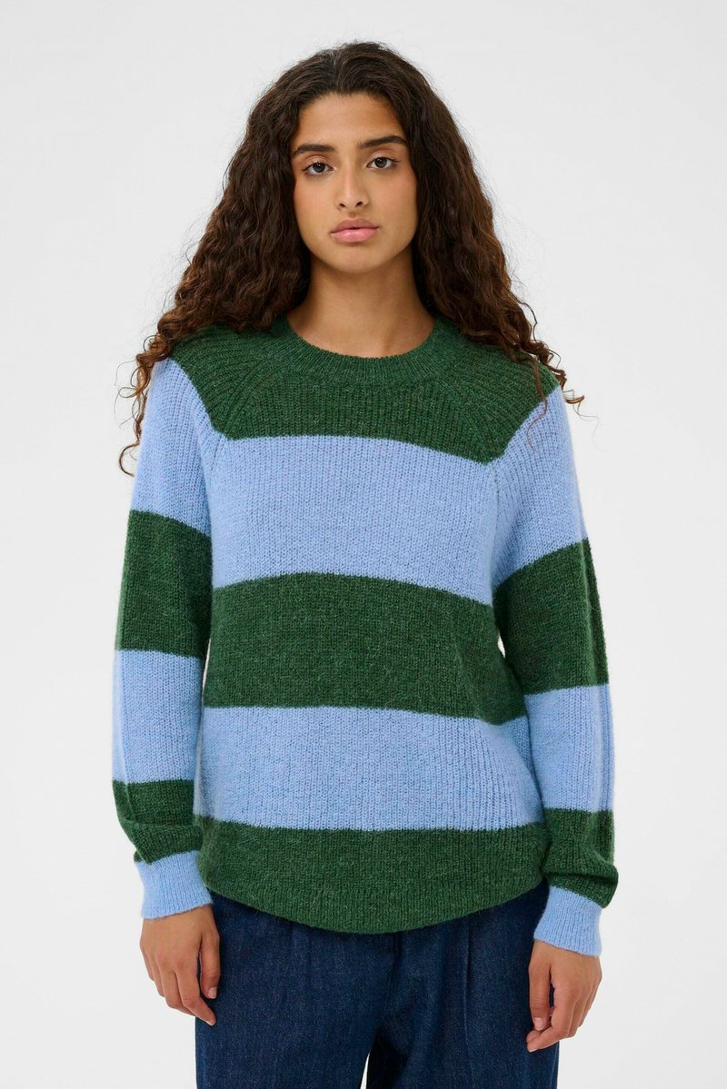 Pull en tricot avec des rayures vertes et bleu clair. Il présente un col rond et des manches longues. Texture douce avec une coupe décontractée.
