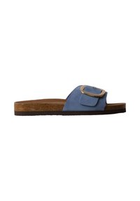 Sandale mule en daim bleu avec une grande boucle dorée sur la bride, semelle intérieure en liège et semelle plate noire.