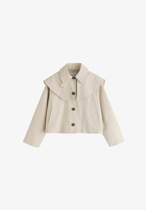 Bež kratek suknjič z velikim koničastim ovratnikom, štirimi črnimi gumbi spredaj, dolgimi rokavi in stranskimi žepi z razporkom.